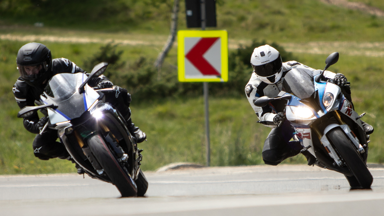 How Does BMW S1000RR Fare Against Yamaha R1 In Terms Of Performance